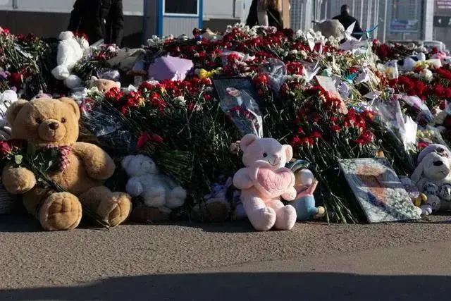 俄罗斯首都莫斯科近郊“克罗库斯城”音乐厅前拍摄的鲜花和玩具